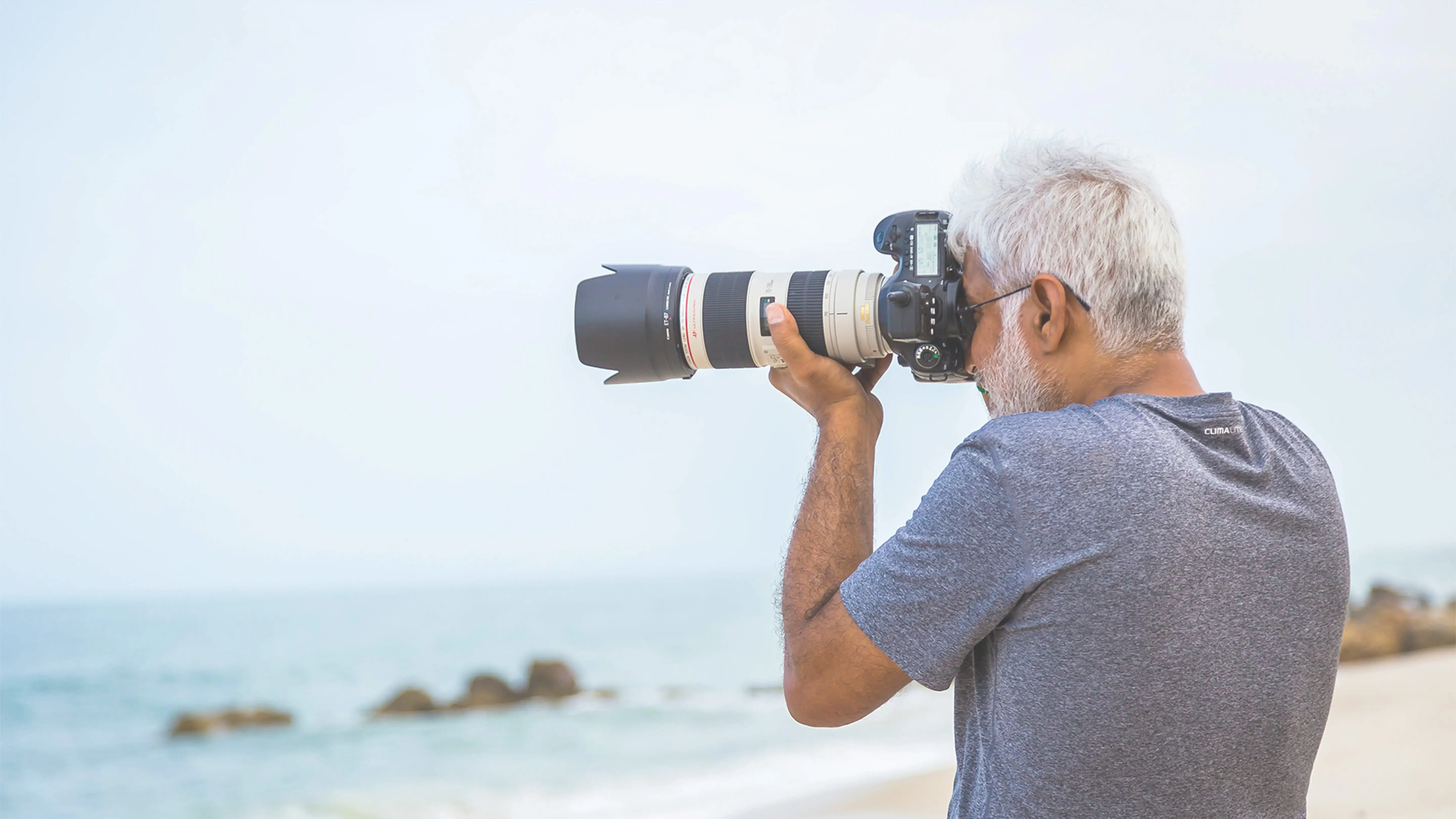 DSLR camera with lens kit available for weekend rental in India